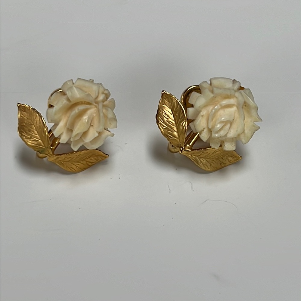 Beautiful Vintage gold flowered clip on earrings! 14k gold filled stamped